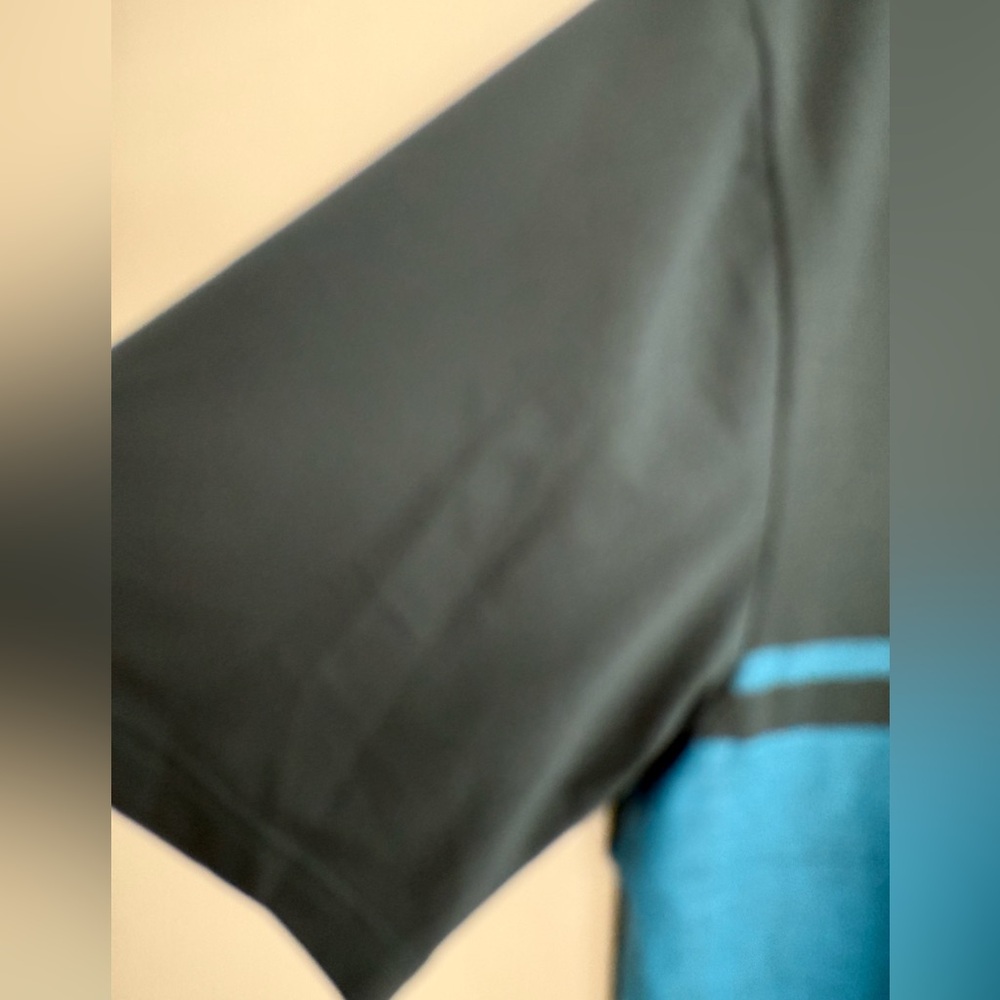 RIP CURL Short Sleeve Rash Guard - Picture 7 of 8